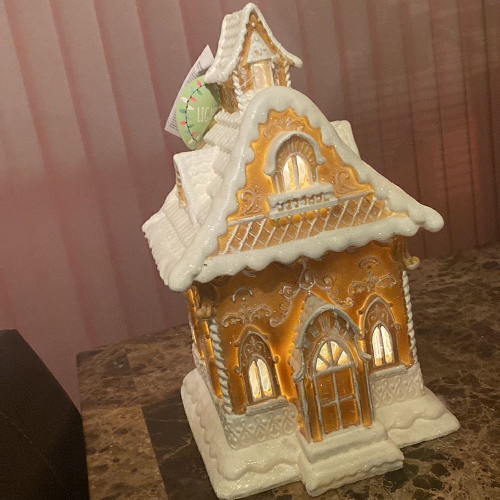 Gingerbread house- lights up! - Picture 6 of 16